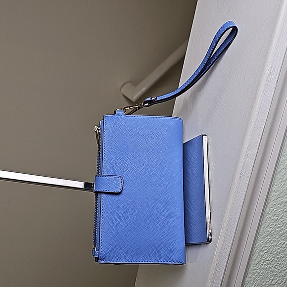 Michael Kors Periwinkle Saffiano Leather Double Zip Phone Wristlet/Wallet EUC - Picture 6 of 16